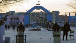 Вооруженные полицейские на площади в городе Жанаозен. 18 декабря 2011 года.