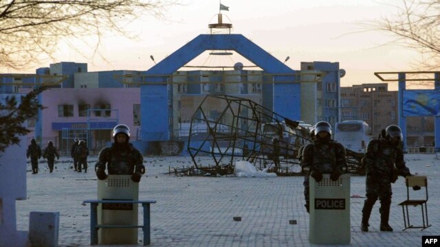 Вооруженные полицейские на площади в городе Жанаозен. 18 декабря 2011 года.