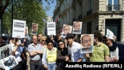Paris – protest in support of jailed journalist Eynulla Fatullayev in front of the Azerbaijani Embassy, 20Apr2011