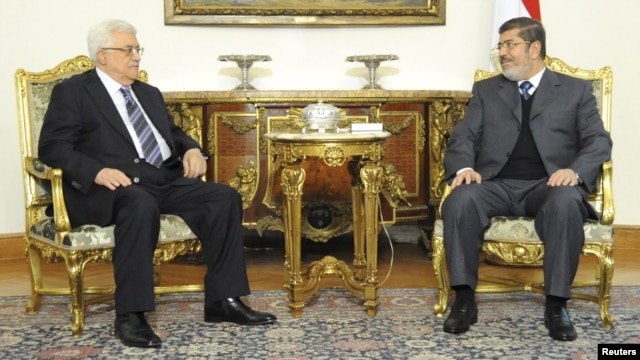 Palestinian Authority President Mahmud Abbas (left) meeting with Egyptian President Muhammad Morsi on January 9.