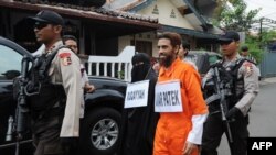 Bali bomb maker Umar Patek (centre right)