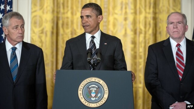 Barak Obama sa Čakom Hejgelom (levo) i Džonom Brenanom (desno)