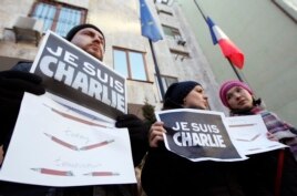 Сотни людей по всему миру пришли сегодня к посольствам Франции с плакатами 