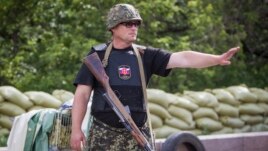 Ополченец сепаратистов на блокпосту в Донецке