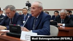 Ұлттық қауіпсіздік комитеті төрағасының орынбасары Марат Колкобаев мәжілісте заңдарға терроризмге қарсы шаралар туралы енгізілетін түзетулер мен өзгерістер жобасын таныстырып отыр. Астана, 8 қыркүйек 2016 жыл.