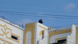 Снайперы на крыше зданий по периметру площади Исатая и Махамбета в Атырау. 21 мая 2016 года.