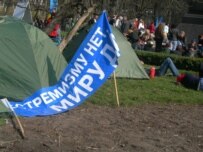Pro-Yanukovych supporters demonstrating in Kyiv on April 2 (RFE/RL)