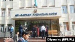 Қыздығой Ажарқұлованың соты өтіп жатқан Шымкенттің әл-Фараби аудандық соты. 25 сәуір 2016 жыл.