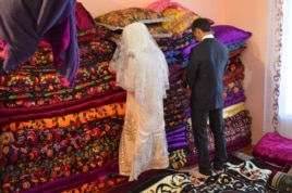 Анвар Алиев и Наргиз во время проведения обряда в день их свадьбы.