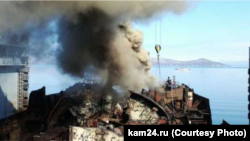 Облако дыма над доками в российском городе Вилючинске на Камчатке. 29 апреля 2016 года.