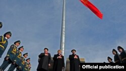 Президент Кыргызстана Алмазбек Атамбаев (в центре). Бишкек, 3 марта 2012 года.