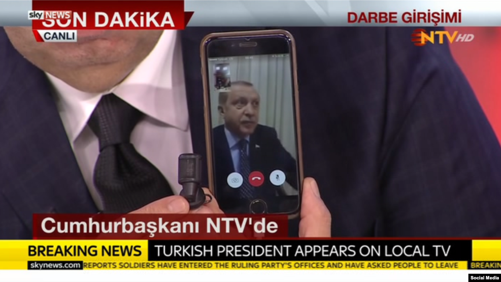 Türkiya prezidenti Rejep Erdoğan halıqtı memlekettik töñkeriske jol bermey, «zañdı bilikti qorğauğa» şaqırğan mälimdemesin smartfon arqılı jasadı.