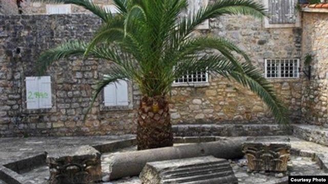 Ostaci kamene plastike od rimske građevine, foto: montenegrina.net