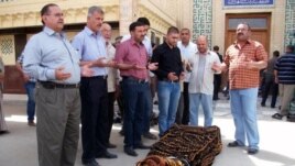 عدد من مشيعي علي الصفار