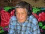 Иван Скобин, носитель среднечулымского языка, слушает аудиозапись на своем языке. Фото предоставлено «Институтом языков в опасности». 