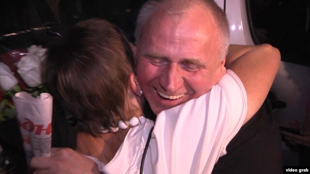 Mikalay Statkevich meets his wife after prison