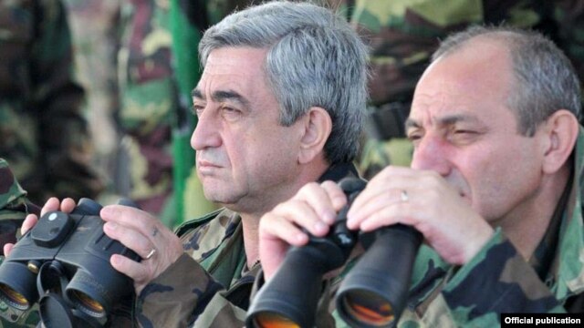 Nagorno-Karabakh - Armenian President Serzh Sarkisian (L) watches military exercises in Nagorno-Karabakh.