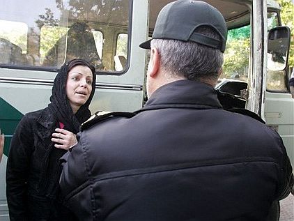 Іранская паліцыя часова затрымлівае жанчын, якія парушаюць ісламскія правілы ў нашэньні вопраткі