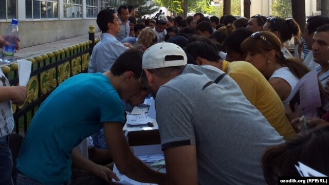 Many Uzbeks have had to queue for long periods as they scramble to get new mobile phone numbers following the suspension of MTS's operating license. 