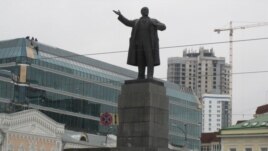 памятник Ленину в центре Екатеринбурга