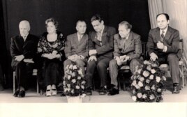На юбілейнай вечарыне Івана Мележа. Зьлева направа: Язэп Семяжон, Еўдакія Лось, Мікола Аўрамчык, Іван Мележ, Пімен Панчанка, Алег Лойка. Менск, 1976 г. З фондаў БДАМЛМ