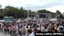 Люди, пришедшие на церемонию прощания c погибшими при вооруженном нападении 18 июля. Алматы, 20 июля 2016 года.