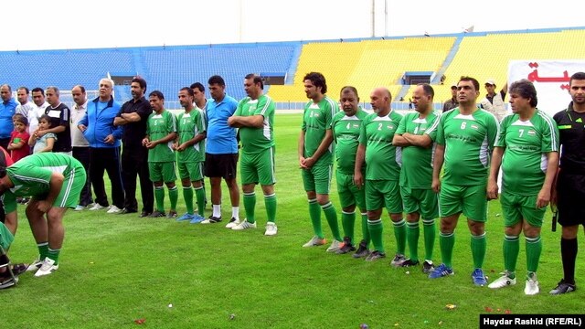 لاعبون سابقون وفنانون شعبيون يشاركون في حفل توديع المنتخب العراقي لكرة القدم