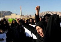 Iranian women rally in support of the Iranian government's nuclear program outside a uranium conversion plant in Isfahan, January 2006 (epa)
