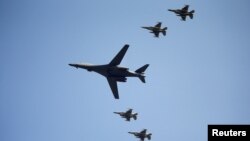 АҚШ-тың В-1B бомбалаушы ұшағы Осан әуе базасының үстінен ұшып барады. Оңтүстік Корея, 13 сентября 2016 года.