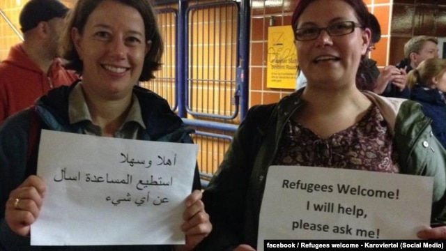 Активисты гамбургской группы Refugees Welcome приветствуют беженцев
