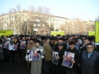 Mourners for Altynbek Sarsenbaev in the capital in February (RFE/RL)