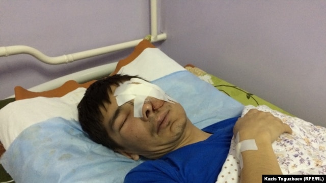 Максат Досмагамбетов, бывший нефтяник из Жанаозена, осужденный по делу о событиях 16 декабря 2011 года, в больнице. Алматы, 2 апреля 2015 года.