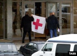 Захватив театральный центр на Дубровке, террористы настаивали, чтобы с ними говорила Анна Политковская