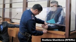 С пастора Бахтжана Кашкумбаева снимают наручники в зале суда. Астана, 22 января 2014 года.