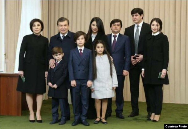 В социальных сетях появилась новая фотография семьи Шавката Мирзиеева