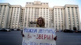 Një shtetas rus proteston kundër legjislacionit për ndalimin që fëmijët rusë të adoptohen nga shtetasit amerikanë
