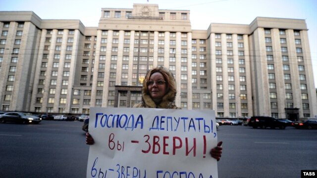 Një shtetas rus proteston kundër legjislacionit për ndalimin që fëmijët rusë të adoptohen nga shtetasit amerikanë