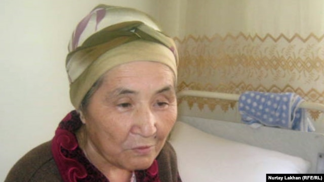 Науқас Күләш Өтеулиева ауруханада жатыр. Алматы, 19 сәуір 2012 жыл.