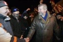 Alyaksandr Milinkevich greeting supporters last night on the square (RFE/RL)