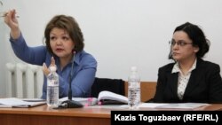 Nakanune.kz сайтының журналисі Юлия Козлова (оң жақта) мен оның адвокаты Айман Омарова сотта. Алматы, 26 ақпан 2016 жыл.