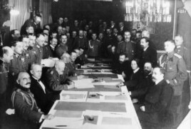 Россия и Германия вступили в войну через много лет после смерти Бисмарка (На снимке: подписание Брест-Литовского мира, март 1918 года)