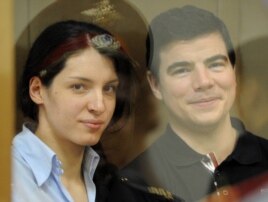 Никита Тихонов и Евгения Хасис в суде. 6 мая 2011 года