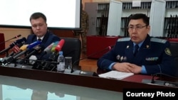 Официальный представитель комитета национальной безопасности (КНБ) Казахстана Руслан Карасев (слева) и представитель генеральной прокуратуры Казахстана Кусаин Игембаев. Астана, 11 июля 2016 года.