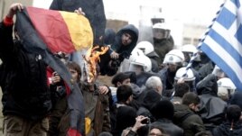 Grčki demonstranti cepaju nemačku zastavu, 2012.