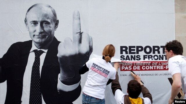"Репортеры без границ" вывешивают плакат с изображением Владимира Путина. Жест символизирует его отношение к свободе прессы