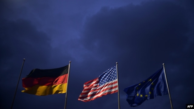 Steagurile german, american şi al UE în deschiderea conferinţei de la München