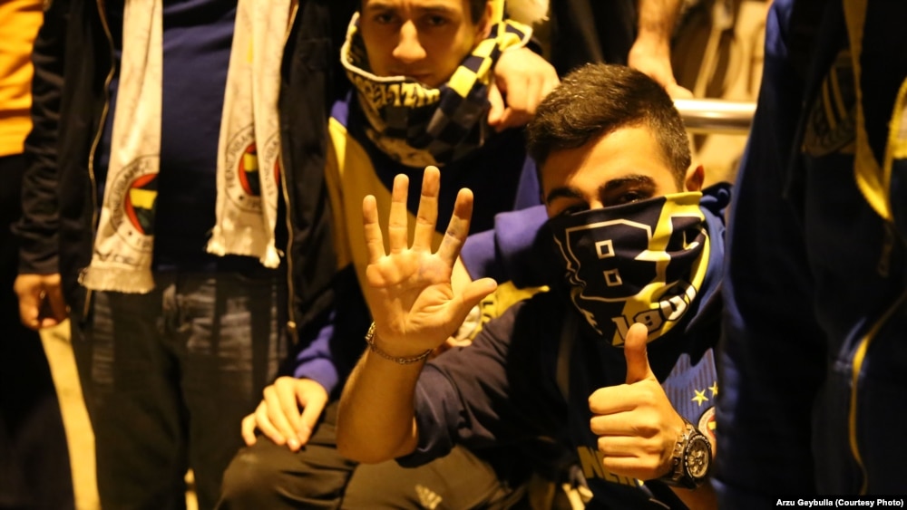 Simpatizuesit e Fenerbahçes duke festuar pas një ndeshjeje të mparshme futbollistike