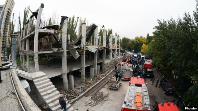 Armenia - Rescue workers at the scene of a building collapse in Yerevan, 25Oct2012.