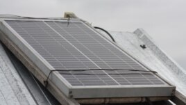 Солнечная батарея на крыше частного дома. Село Жалгамыс Алматинской области, 30 марта 2013 года.