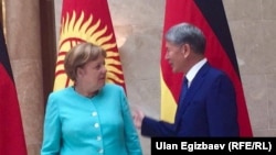 Канцлер Германии Ангела Меркель (слева) и президент Кыргызстана Алмазбек Атамбаев.